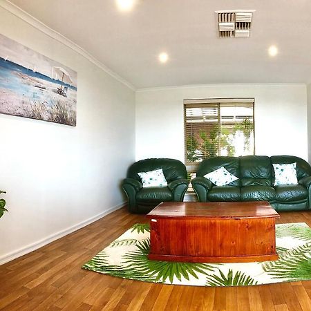 Beach House Opposite Ocean 4 Bed 2 Bathroom With Pool Geraldton Bagian luar foto