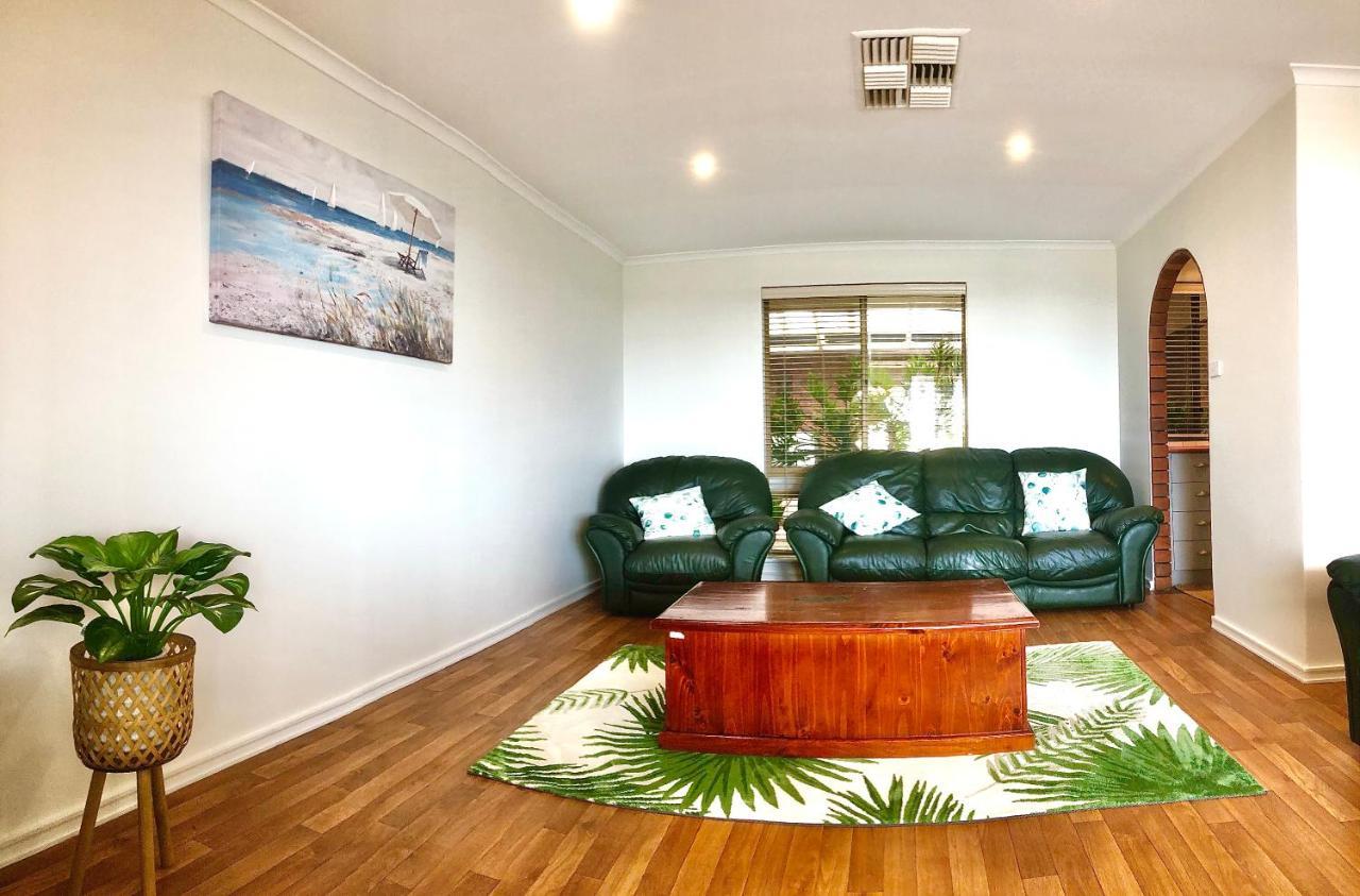 Beach House Opposite Ocean 4 Bed 2 Bathroom With Pool Geraldton Bagian luar foto