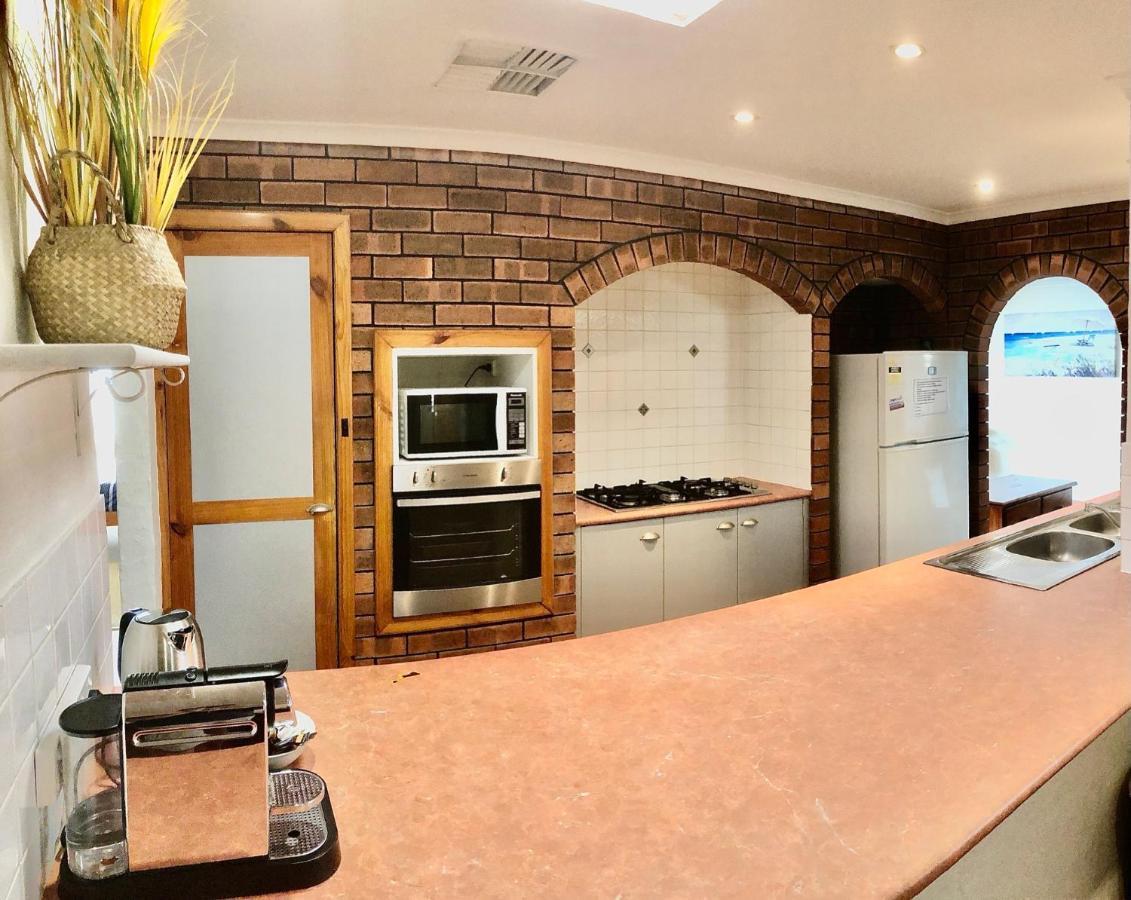 Beach House Opposite Ocean 4 Bed 2 Bathroom With Pool Geraldton Bagian luar foto