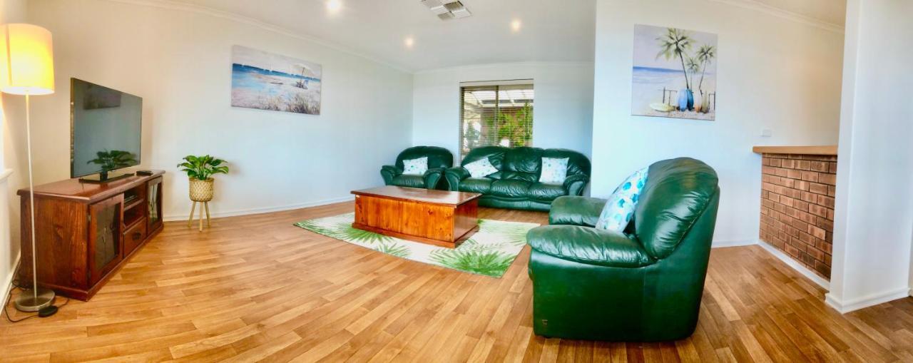Beach House Opposite Ocean 4 Bed 2 Bathroom With Pool Geraldton Bagian luar foto