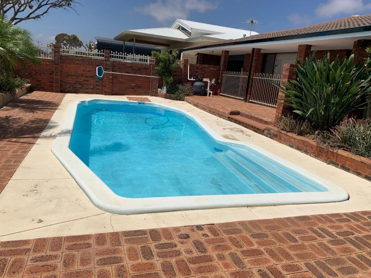 Beach House Opposite Ocean 4 Bed 2 Bathroom With Pool Geraldton Bagian luar foto