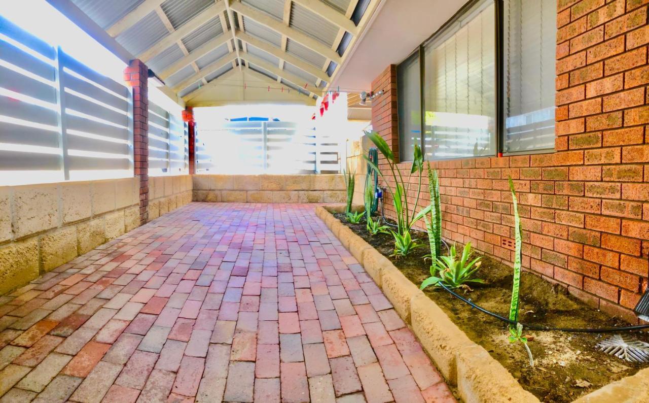 Beach House Opposite Ocean 4 Bed 2 Bathroom With Pool Geraldton Bagian luar foto