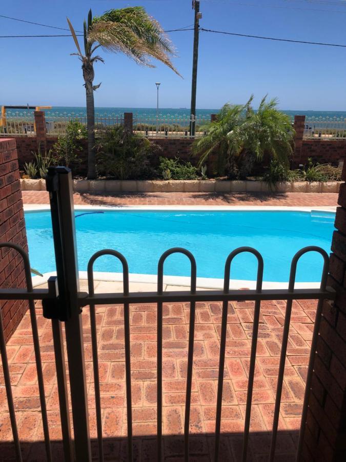 Beach House Opposite Ocean 4 Bed 2 Bathroom With Pool Geraldton Bagian luar foto