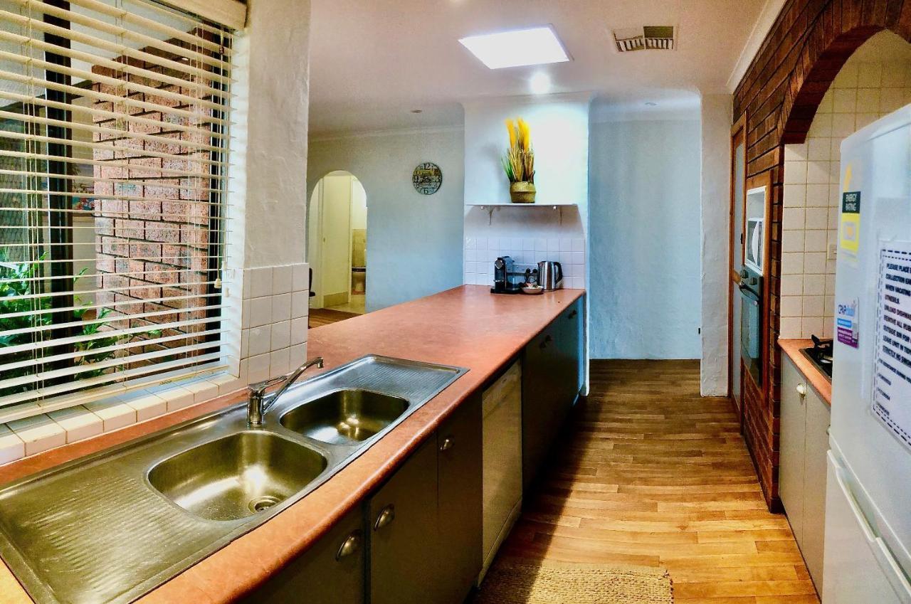 Beach House Opposite Ocean 4 Bed 2 Bathroom With Pool Geraldton Bagian luar foto