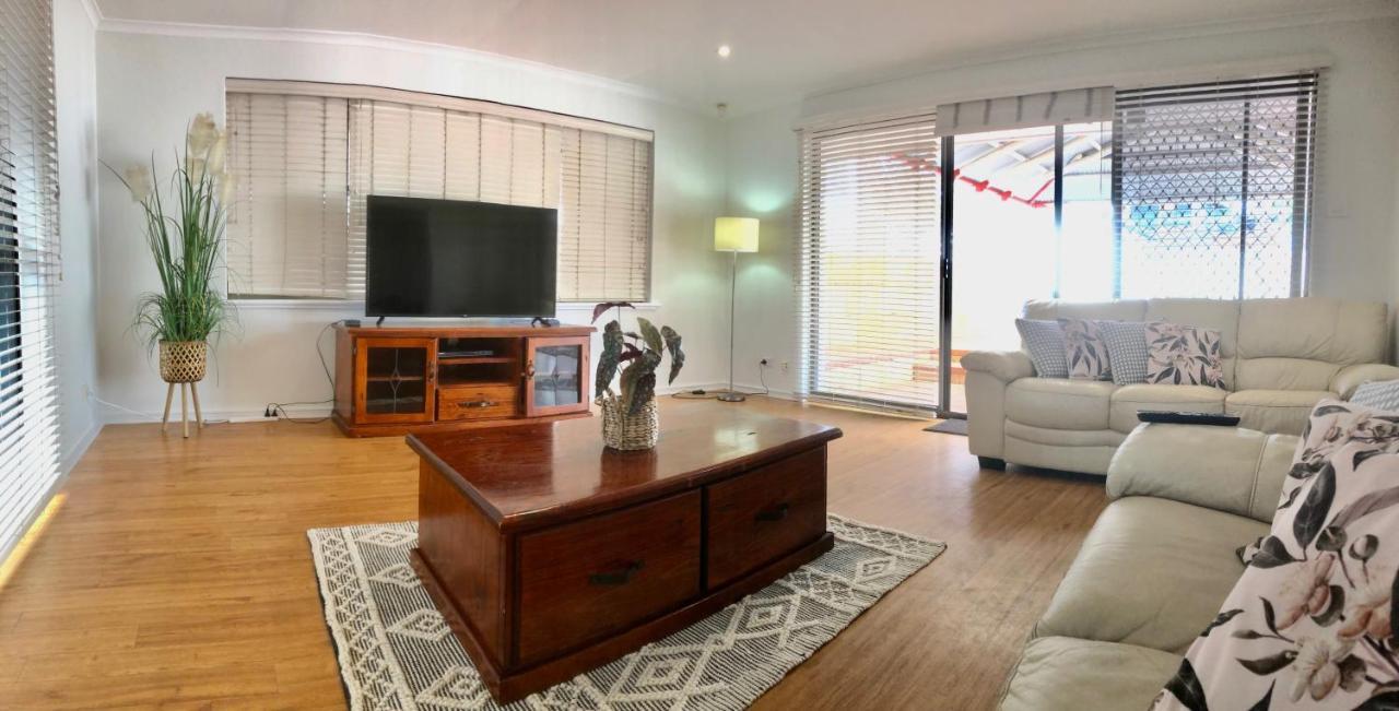 Beach House Opposite Ocean 4 Bed 2 Bathroom With Pool Geraldton Bagian luar foto